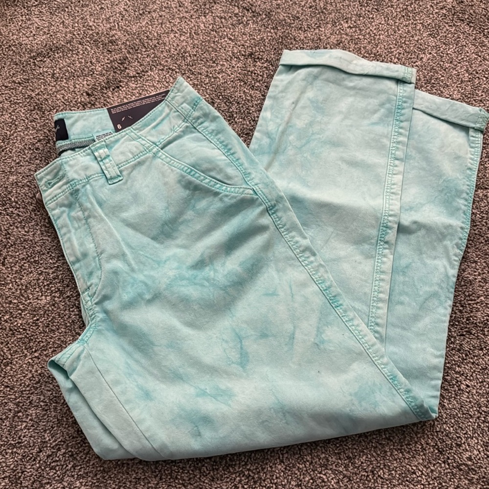 American Eagle NWT skinny chino. Size 6